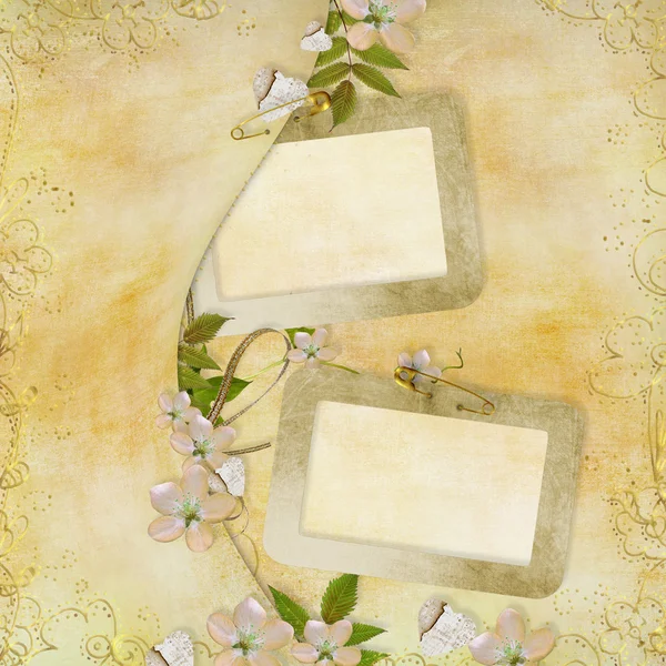 Gyllene gratulationskort med vackra blommor, papper hjärtan, band — Stockfoto