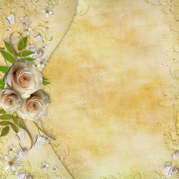 Золотая открытка с красивыми розами, бумажными сердцами, лентой Стоковое Изображение