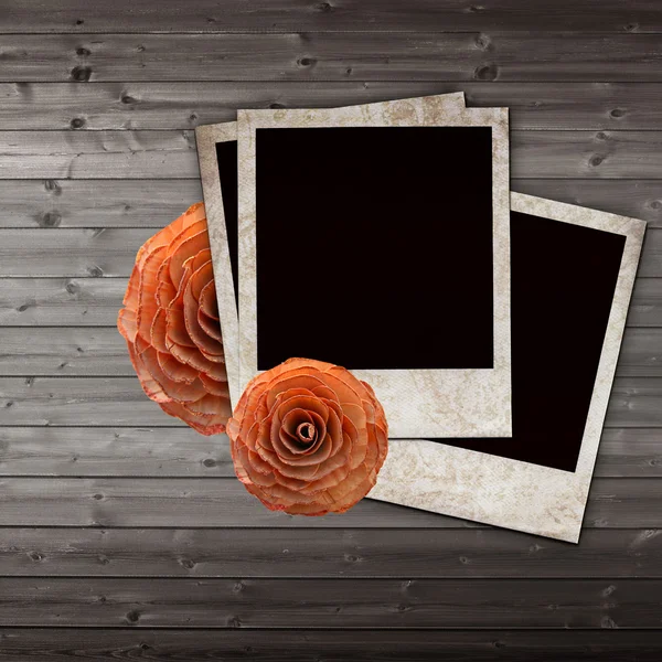 Vieux papier grunge glissières et roses sur le mur en bois — Photo