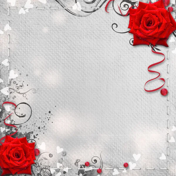 Karta pro blahopřání nebo pozvání s srdce a červené růže — Stock fotografie