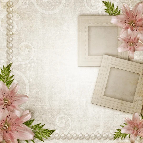 Бумажный гранж фон с розовой лилией — стоковое фото