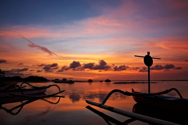 Sunset over traditional fishing boats on Bali — Stock Photo, Image