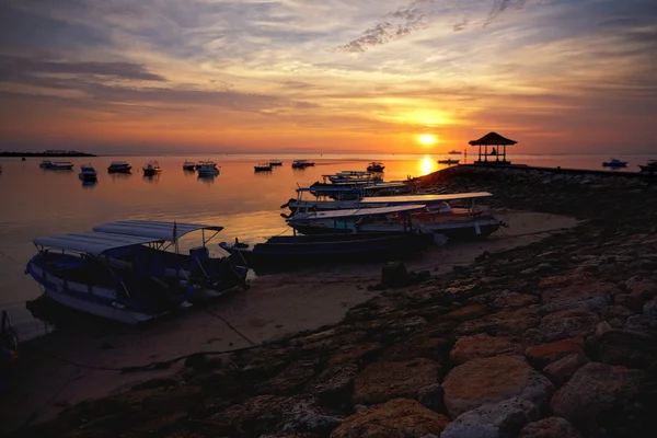 Восход солнца над рыбацкими лодками на Бали — стоковое фото