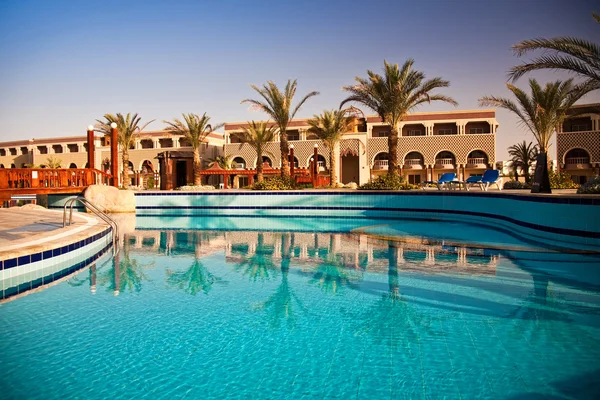 游泳池在早晨、 赫尔格达、 埃及 — 图库照片