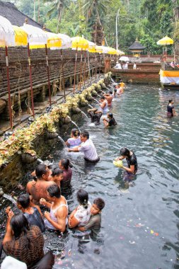 namaz sırasında arıtma puru tirtha empul Tapınağı, bali