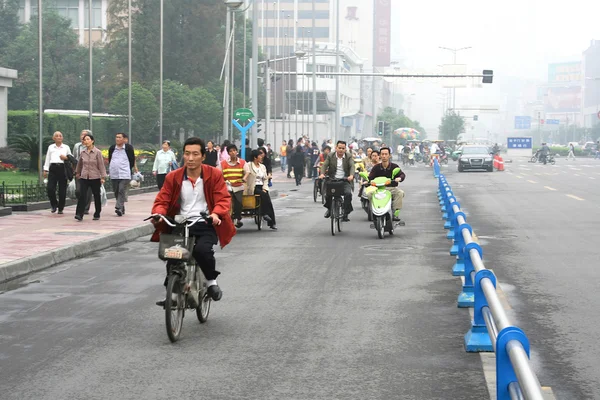 Спеціальна лінія для bicyles, велорикші на multilane дорозі, Китай — стокове фото