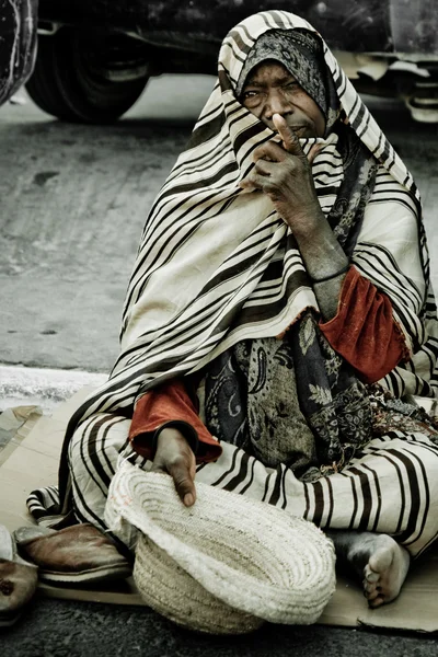 Bezdomovci na ulici muže v midoun, djerba, Tunisko — Stock fotografie