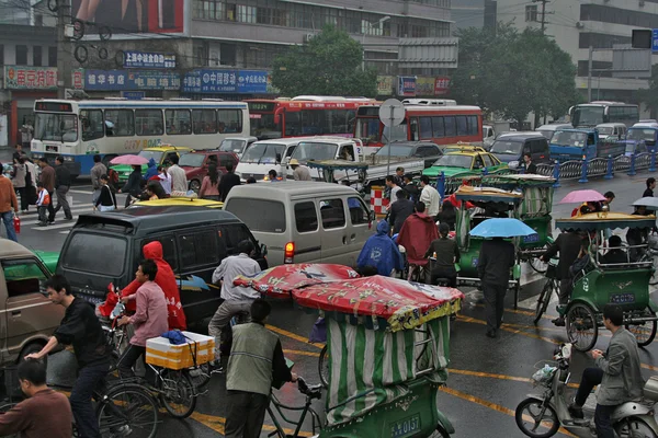 Пробці в дощовий день на перехресті, Ченду — стокове фото