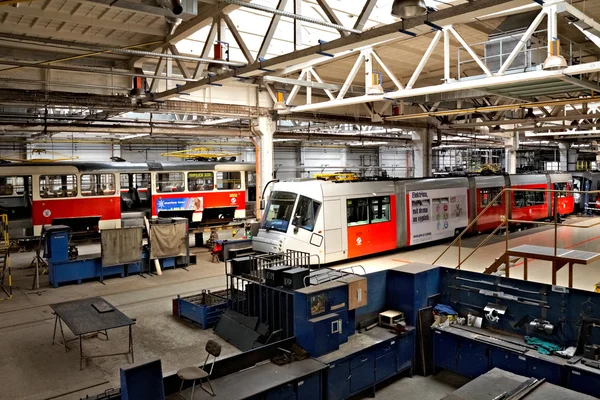 Trams in workshops in depot hostivar, Praag — Stockfoto