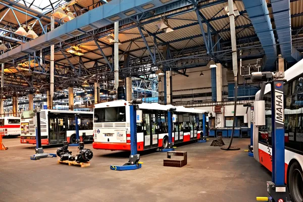 Bussen in workshops in depot hostivar, Praag — Stockfoto