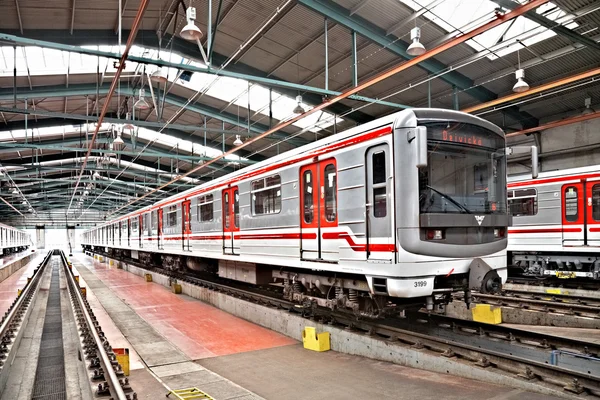 Tunnelbanetåg i Depot Hostivar, Prag, Tjeckien — Stockfoto