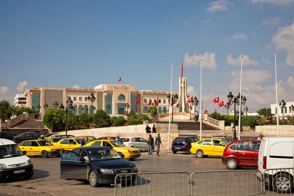Duże natężenie ruchu w pobliżu city hall w Tunisie, Tunezja — Zdjęcie stockowe