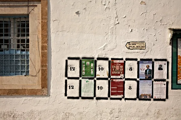 Umieszcza plakaty wyborcze fot na ścianie w Tunisie — Zdjęcie stockowe