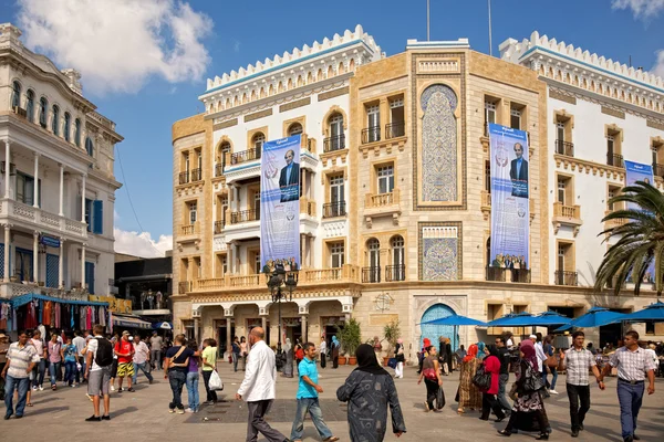 Τοποθετεί fot αφίσες εκλογής για το κτίριο στην Τύνιδα — Φωτογραφία Αρχείου