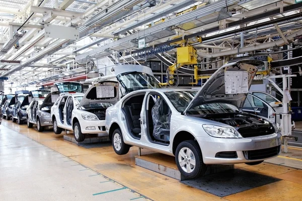 Montaje de coches Skoda Octavia en línea transportadora — Foto de Stock