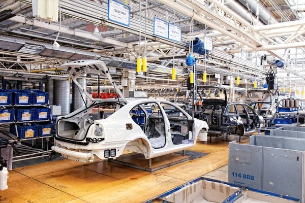 Сборка автомобилей Skoda Octavia на конвейере — стоковое фото
