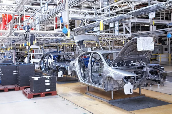 Сборка автомобилей Skoda Octavia на конвейере — стоковое фото