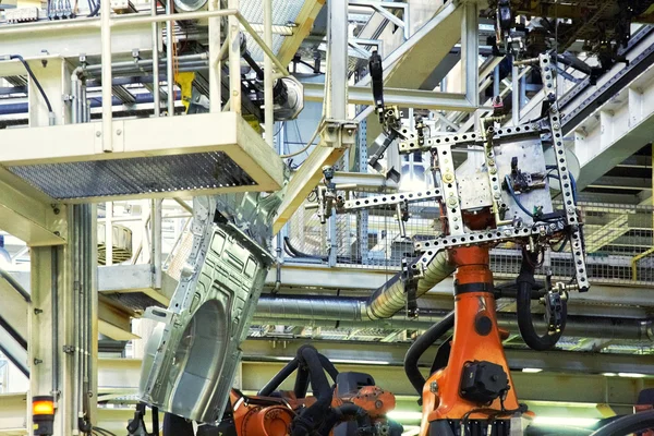 Robôs em uma fábrica de carros — Fotografia de Stock