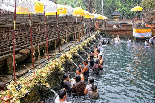 Böner under reningen på puru tirtha empul temple, bali — Stockfoto