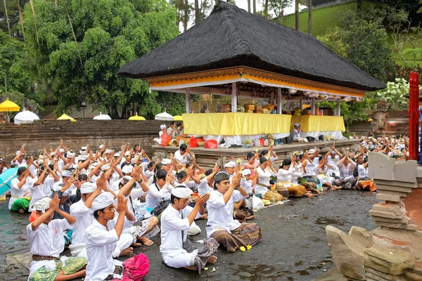 Orações no templo Puru Tirtha Empul, Bali, Indonésia — Fotografia de Stock