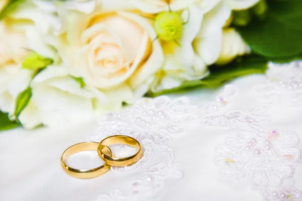 ブーケと結婚指輪 — ストック写真