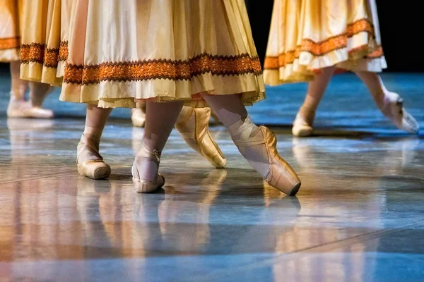 Артисты балета в тапочках — стоковое фото