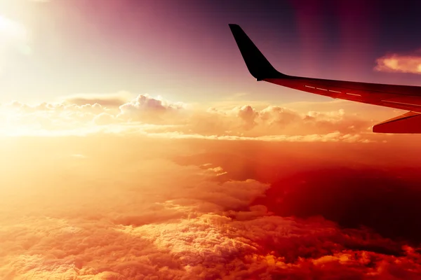 Cielo rojo, Volando sobre nubes — Foto de Stock