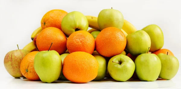 新鮮なオレンジ、リンゴやバナナ — ストック写真