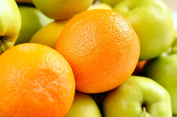 Смачні свіжі апельсини та зелені яблука — стокове фото