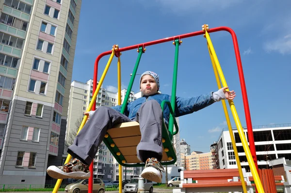 Un garçon sur une balançoire — Photo