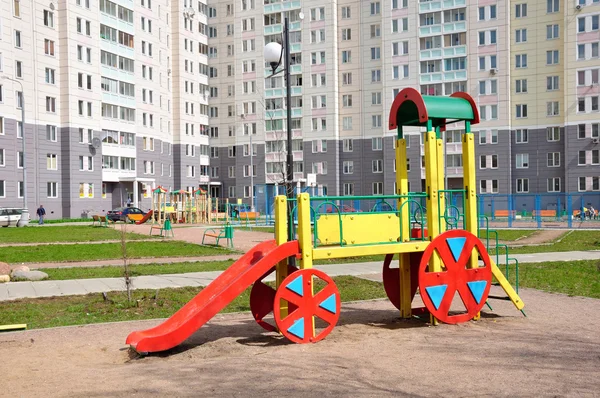 Aire de jeux pour enfants dans la cour — Photo