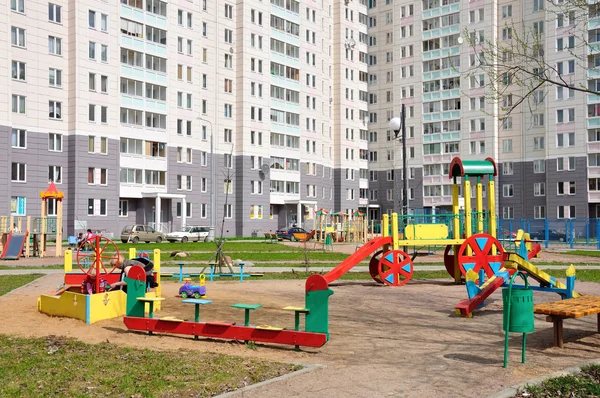 Детская игровая площадка во дворе — стоковое фото