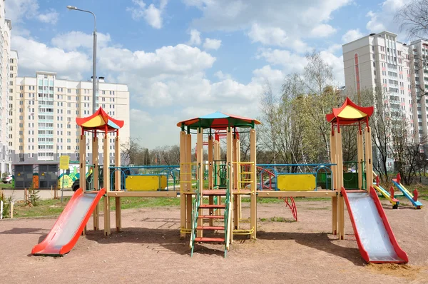Parque infantil en el patio —  Fotos de Stock