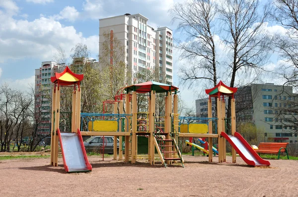 Parque infantil no quintal — Fotografia de Stock