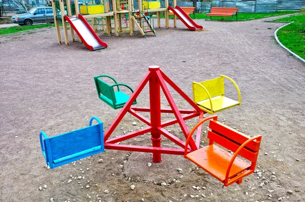 Детская игровая площадка во дворе — стоковое фото