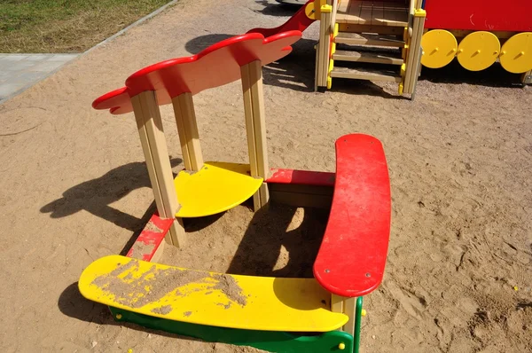 Aire de jeux pour enfants dans la cour — Photo