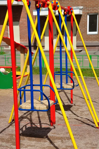 Parque infantil en el patio — Foto de Stock