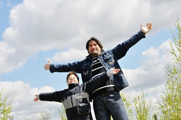 Papá e hijo relajándose al aire libre —  Fotos de Stock
