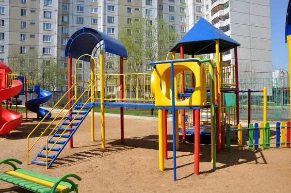 Plac zabaw dla dzieci na podwórku — Zdjęcie stockowe