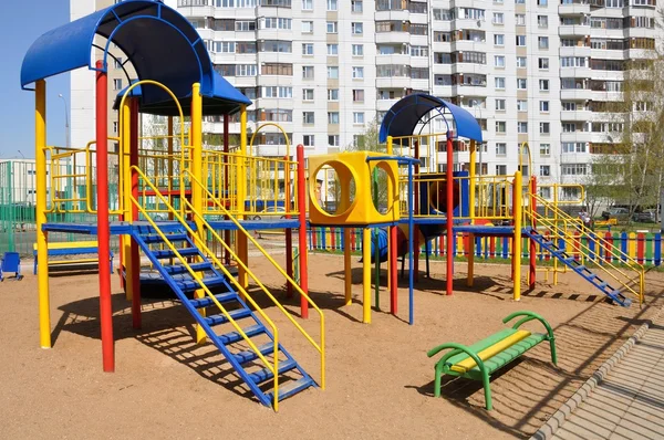 Parco giochi per bambini nel cortile — Foto Stock