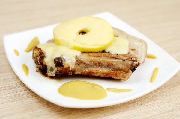 Говяжий стейк с яблоком и сыром — стоковое фото
