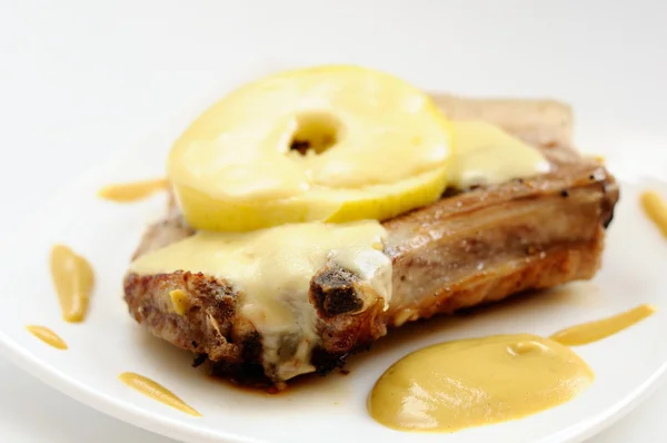 Говяжий стейк с яблоком и сыром — стоковое фото