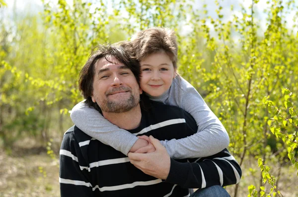 Dad and son relaxing outdoors — Stock Photo, Image