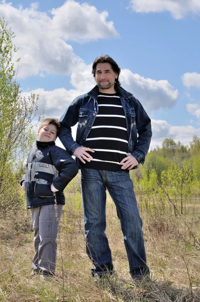Dad and son relaxing outdoors — Stock Photo, Image