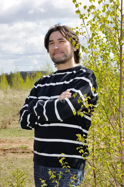 Uomo di mezza età in un boschetto di betulle — Foto Stock