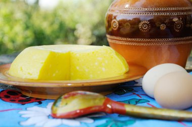 ahşap bir masa üzerine ev yapımı peynir