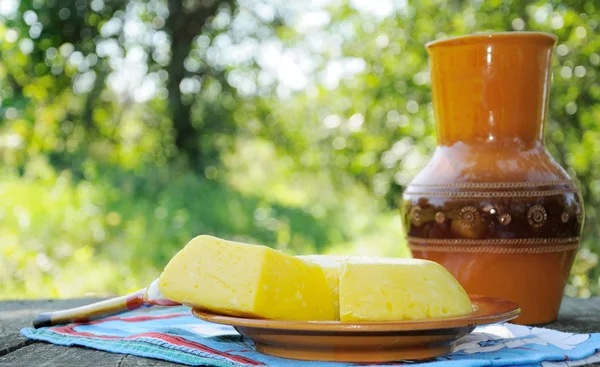 Домашній сир на дерев'яному столі — стокове фото