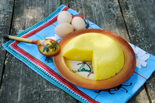 Домашний сыр на деревянном столе — стоковое фото