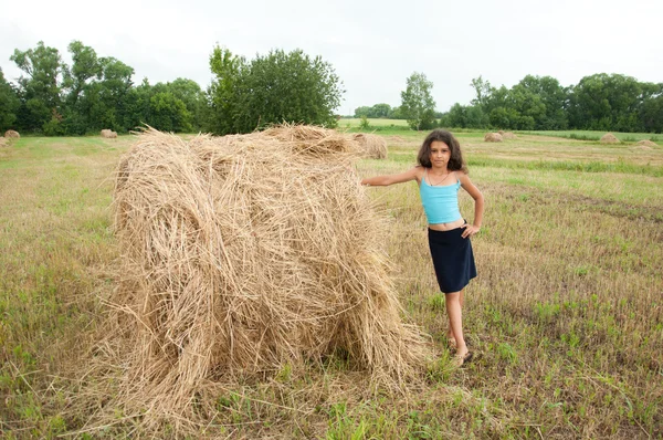 Длинноволосая девочка в поле — стоковое фото