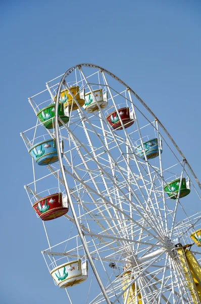 Attraction "Ferris Wheel" on a background of blue sky — Stock Photo, Image